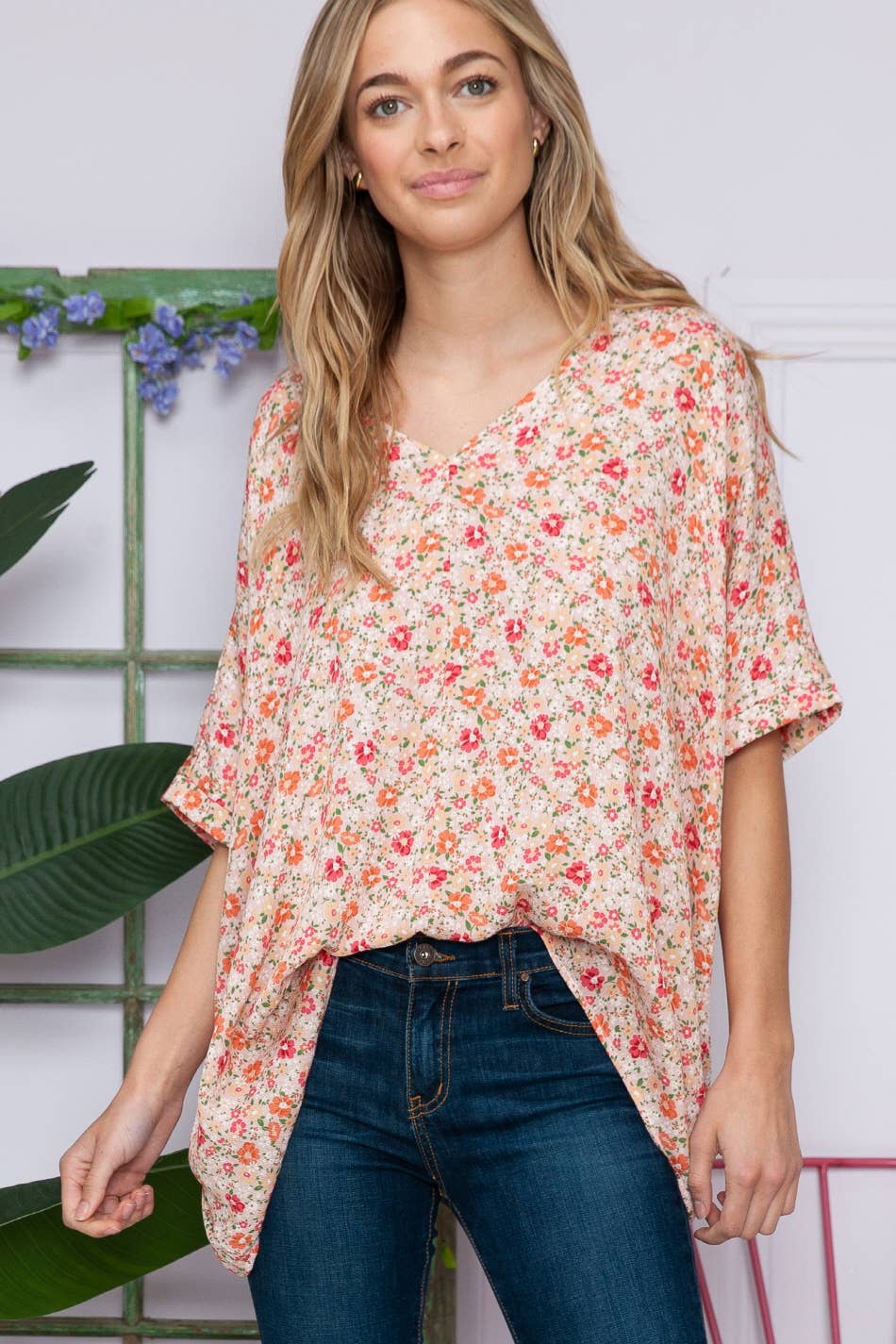 Acting Pro - T7400-1X - Plus Floral Short Sleeve V Neck Top