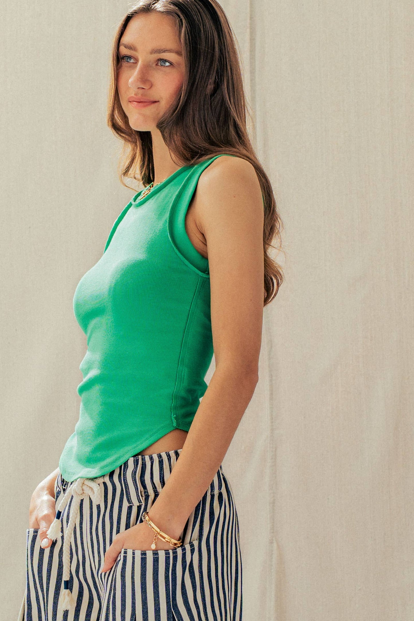 Urban Daizy - Ribbed Slim Fit Sleeveless Tank Top