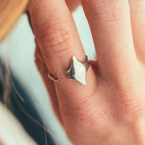 Cape Clasp - Manta Ray Ring: Large (10.5) / Sterling Silver