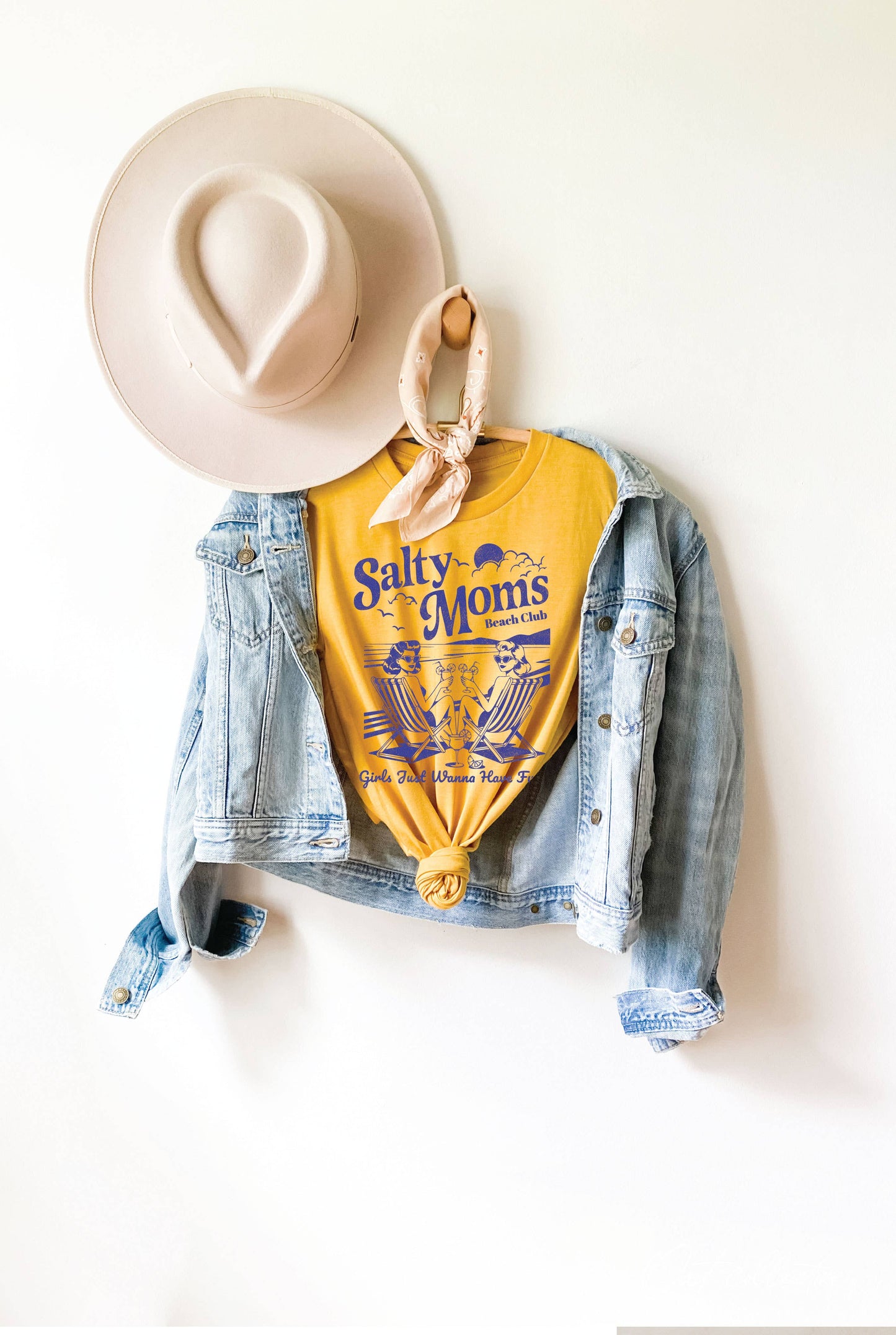 OAT COLLECTIVE - SALTY MOMS BEACH CLUB  Graphic T-shirt